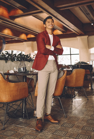 Rotes Wollsakko kombinieren – 30 Herren Outfits: Kombinieren Sie ein rotes Wollsakko mit einer hellbeige Wollchinohose für Ihren Bürojob. Machen Sie Ihr Outfit mit braunen Leder Derby Schuhen eleganter.