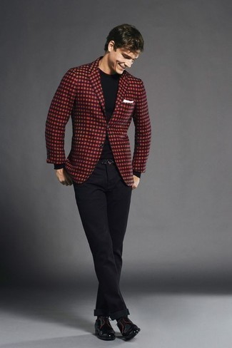 Welche Chinohosen mit roten Sakkos zu tragen – 113 Herren Outfits: Kombinieren Sie ein rotes Sakko mit einer Chinohose für einen für die Arbeit geeigneten Look. Ergänzen Sie Ihr Outfit mit schwarzen Leder Derby Schuhen, um Ihr Modebewusstsein zu zeigen.