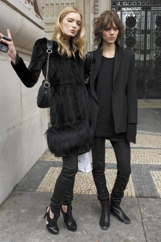 schwarzes Sakko, schwarzes Langarmshirt, schwarze enge Jeans, schwarze Chelsea-Stiefel aus Leder für Damen