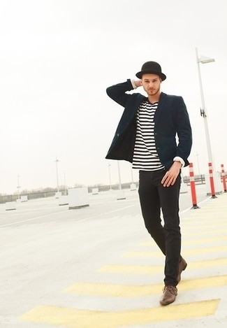 Schwarzen Hut kombinieren – 390 Herren Outfits: Für ein bequemes Couch-Outfit, vereinigen Sie ein dunkelblaues Sakko mit einem schwarzen Hut. Braune Leder Derby Schuhe sind eine einfache Möglichkeit, Ihren Look aufzuwerten.
