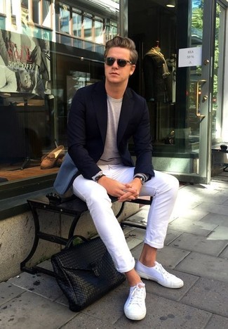 30 Jährige: Wie Sakko mit Jeans zu kombinieren – 300 Casual Herren Outfits: Tragen Sie ein Sakko und Jeans, um einen modischen Freizeitlook zu kreieren. Machen Sie diese Aufmachung leger mit weißen Segeltuch niedrigen Sneakers.