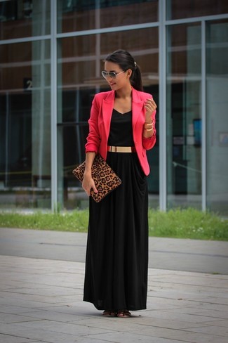 Fuchsia Sakko kombinieren – 94 Damen Outfits: Tragen Sie ein fuchsia Sakko und ein schwarzes Maxikleid, um einen stilsicheren Casual-Look zu kreieren. Suchen Sie nach leichtem Schuhwerk? Ergänzen Sie Ihr Outfit mit goldenen flachen Sandalen aus Leder für den Tag.