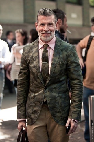 Camouflage Jacke kombinieren – 378 Herren Outfits: Erwägen Sie das Tragen von einer Camouflage Jacke und einer beige Chinohose, um einen eleganten, aber nicht zu festlichen Look zu kreieren.