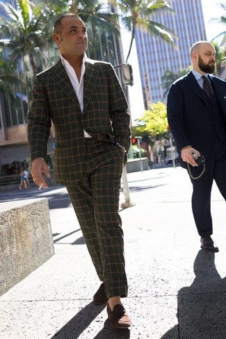 Braune Wildleder Slipper kombinieren – 500+ Smart-Casual Herren Outfits: Tragen Sie ein olivgrünes Sakko mit Schottenmuster und eine olivgrüne Anzughose mit Schottenmuster für einen stilvollen, eleganten Look. Braune Wildleder Slipper sind eine gute Wahl, um dieses Outfit zu vervollständigen.