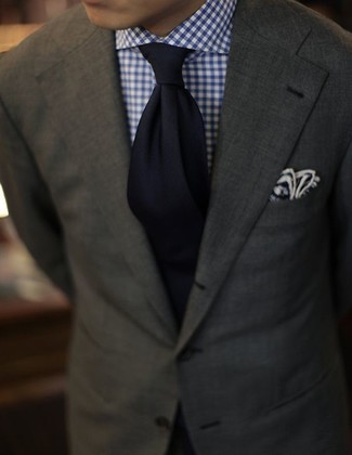 olivgrünes Sakko, weißes und dunkelblaues Businesshemd mit Vichy-Muster, schwarze Krawatte, dunkelblaues Einstecktuch für Herren
