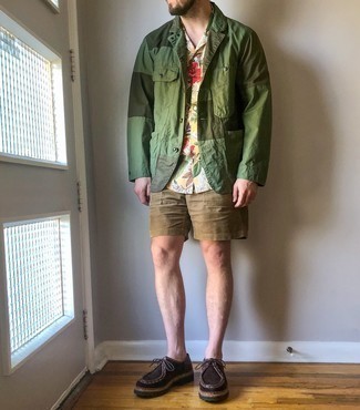 Hellbeige Shorts kombinieren – 500+ Herren Outfits: Kombinieren Sie ein olivgrünes Sakko mit Flicken mit hellbeige Shorts für ein großartiges Wochenend-Outfit. Ergänzen Sie Ihr Look mit dunkelbraunen Chukka-Stiefeln aus Wildleder.