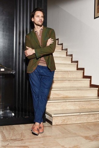 Rosa Leder Slipper kombinieren – 2 Herren Outfits: Kombinieren Sie ein olivgrünes Mit Batikmuster Sakko mit einer dunkelblauen Chinohose, wenn Sie einen gepflegten und stylischen Look wollen. Komplettieren Sie Ihr Outfit mit rosa Leder Slippern, um Ihr Modebewusstsein zu zeigen.