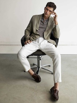 Graues Polohemd kombinieren – 243 Herren Outfits: Kombinieren Sie ein graues Polohemd mit einer weißen Chinohose, um mühelos alles zu meistern, was auch immer der Tag bringen mag. Machen Sie Ihr Outfit mit dunkelbraunen Leder Slippern eleganter.