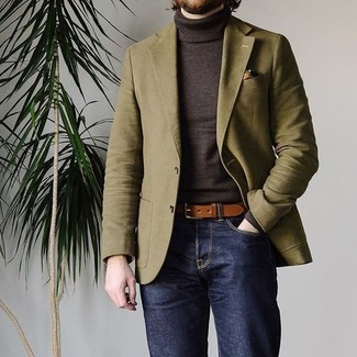 Braunen Rollkragenpullover kombinieren – 353 Smart-Casual Herren Outfits: Kombinieren Sie einen braunen Rollkragenpullover mit dunkelblauen Jeans für einen bequemen Alltags-Look.