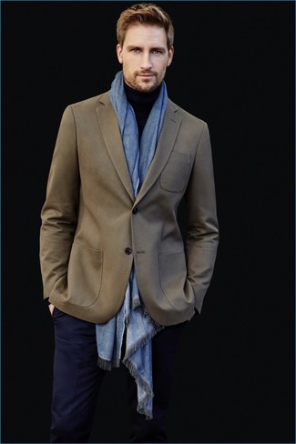 30 Jährige: Schal kombinieren – 193 Elegante Frühling Herren Outfits: Für ein bequemes Couch-Outfit, kombinieren Sie ein olivgrünes Sakko mit einem Schal. So einfach kann ein trendiges Frühlings-Outfit sein.