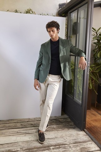Bootsschuhe kombinieren – 825+ Herren Outfits: Kombinieren Sie ein olivgrünes Sakko mit einer weißen Chinohose für Ihren Bürojob. Suchen Sie nach leichtem Schuhwerk? Vervollständigen Sie Ihr Outfit mit Bootsschuhen für den Tag.