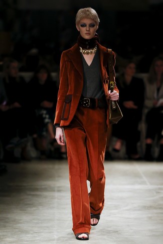orange Kordsakko, dunkelgrauer Pullover mit einem V-Ausschnitt, orange weite Hose aus Kord, schwarze geflochtene Leder Sandaletten für Damen