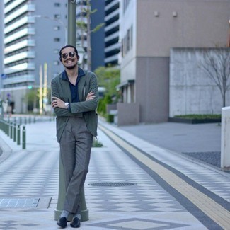 Graue Anzughose kombinieren – 1200+ Herren Outfits: Erwägen Sie das Tragen von einem dunkelgrünen Sakko und einer grauen Anzughose für eine klassischen und verfeinerte Silhouette. Vervollständigen Sie Ihr Look mit schwarzen Leder Slippern.