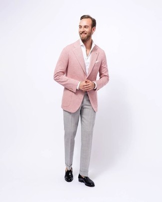 Rosa Sakko kombinieren – 128 Herren Outfits: Kombinieren Sie ein rosa Sakko mit einer grauen Anzughose für einen stilvollen, eleganten Look. Schwarze Leder Slipper sind eine großartige Wahl, um dieses Outfit zu vervollständigen.