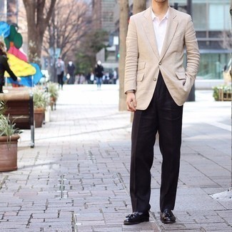 Hellbeige Sakko kombinieren – 500+ Herren Outfits: Erwägen Sie das Tragen von einem hellbeige Sakko und einer dunkelbraunen Anzughose, um vor Klasse und Perfektion zu strotzen. Dunkelbraune Leder Slipper mit Quasten sind eine großartige Wahl, um dieses Outfit zu vervollständigen.