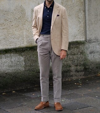 Dunkelblauen Polo Pullover kombinieren – 142 Herren Outfits: Tragen Sie einen dunkelblauen Polo Pullover und eine graue Anzughose, um vor Klasse und Perfektion zu strotzen. Fühlen Sie sich mutig? Entscheiden Sie sich für braunen Wildleder Slipper.