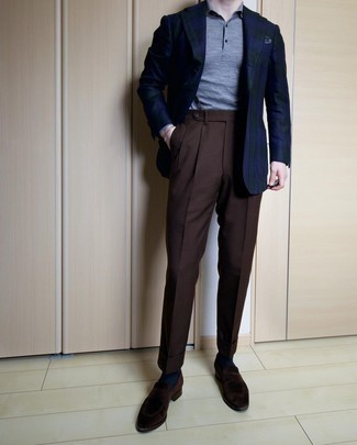 Polo Pullover kombinieren – 415 Herren Outfits: Paaren Sie einen Polo Pullover mit einer dunkelbraunen Anzughose für eine klassischen und verfeinerte Silhouette. Dunkelbraune Wildleder Slipper leihen Originalität zu einem klassischen Look.