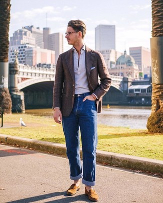 Dunkelgrauen Polo Pullover kombinieren – 60 Herren Outfits: Kombinieren Sie einen dunkelgrauen Polo Pullover mit blauen Jeans, um einen eleganten, aber nicht zu festlichen Look zu kreieren. Fühlen Sie sich ideenreich? Wählen Sie beige Wildleder Slipper.