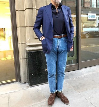 Blauen Polo Pullover kombinieren – 75 Herbst Herren Outfits: Erwägen Sie das Tragen von einem blauen Polo Pullover und blauen Jeans für Ihren Bürojob. Heben Sie dieses Ensemble mit braunen Wildleder Derby Schuhen hervor. Ein tolles Übergangs-Outfit.
