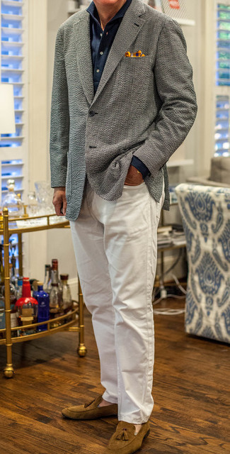 Schwarzes und weißes Sakko kombinieren – 500+ Herren Outfits: Entscheiden Sie sich für ein schwarzes und weißes Sakko und weißen Jeans, um mühelos alles zu meistern, was auch immer der Tag bringen mag. Braune Wildleder Slipper mit Quasten sind eine einfache Möglichkeit, Ihren Look aufzuwerten.