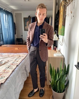 Smart-Casual Sommer Outfits Herren 2024: Kombinieren Sie ein braunes Sakko mit einer dunkelgrauen Anzughose für eine klassischen und verfeinerte Silhouette. Ergänzen Sie Ihr Look mit schwarzen Leder Slippern. Schon ergibt sich ein cooler Sommer-Look.