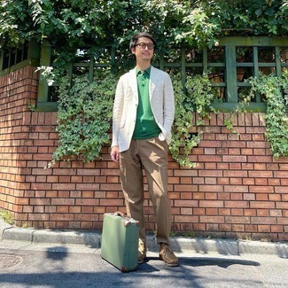 Koffer kombinieren – 205 Herren Outfits: Für ein bequemes Couch-Outfit, kombinieren Sie ein weißes Leinen Sakko mit einem Koffer. Komplettieren Sie Ihr Outfit mit braunen Chukka-Stiefeln aus Leder, um Ihr Modebewusstsein zu zeigen.
