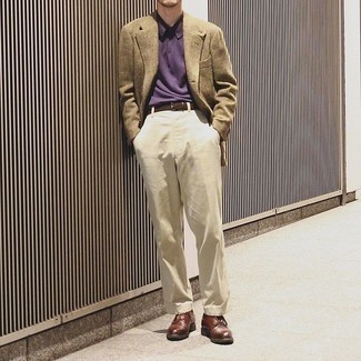 Violettes Polohemd kombinieren – 38 Herren Outfits: Kombinieren Sie ein violettes Polohemd mit einer hellbeige Anzughose, um einen eleganten, aber nicht zu festlichen Look zu kreieren. Dunkelbraune Leder Derby Schuhe putzen umgehend selbst den bequemsten Look heraus.