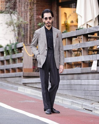 Dunkelgraue Wollanzughose kombinieren – 500+ Herren Outfits: Erwägen Sie das Tragen von einem grauen Sakko mit Karomuster und einer dunkelgrauen Wollanzughose für eine klassischen und verfeinerte Silhouette. Komplettieren Sie Ihr Outfit mit schwarzen Leder Slippern.