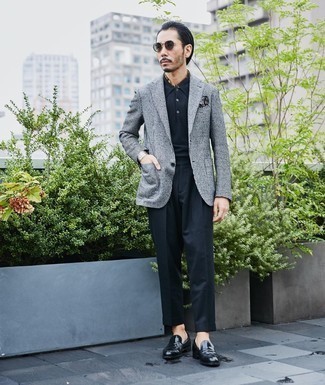 Wie dunkelgraues Sakko mit schwarzer Leder Slipper zu kombinieren – 176 Herren Outfits: Erwägen Sie das Tragen von einem dunkelgrauen Sakko und einer schwarzen Anzughose für eine klassischen und verfeinerte Silhouette. Vervollständigen Sie Ihr Look mit schwarzen Leder Slippern.