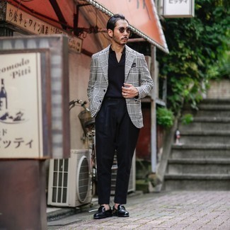 Graues Sakko mit Hahnentritt-Muster kombinieren – 71 Herren Outfits: Kombinieren Sie ein graues Sakko mit Hahnentritt-Muster mit einer dunkelblauen Anzughose für eine klassischen und verfeinerte Silhouette. Schwarze Leder Slipper sind eine großartige Wahl, um dieses Outfit zu vervollständigen.