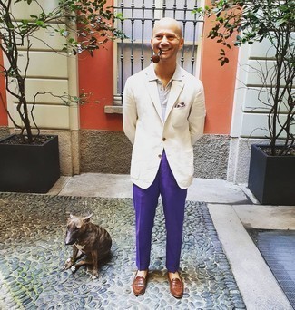 Violette Anzughose kombinieren – 43 Herren Outfits: Kombinieren Sie ein weißes Sakko mit einer violetten Anzughose für einen stilvollen, eleganten Look. Braune Leder Slipper sind eine gute Wahl, um dieses Outfit zu vervollständigen.