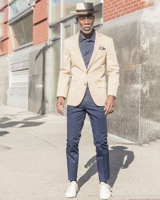 Welche Polohemden mit dunkelblauer Anzughose zu tragen – 39 Smart-Casual Herren Outfits: Erwägen Sie das Tragen von einem Polohemd und einer dunkelblauen Anzughose, um einen eleganten, aber nicht zu festlichen Look zu kreieren. Fühlen Sie sich mutig? Komplettieren Sie Ihr Outfit mit weißen Segeltuch niedrigen Sneakers.