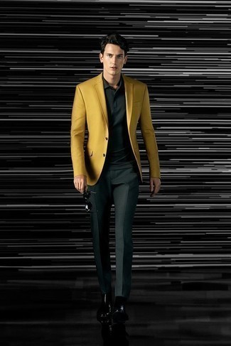Senf Sakko kombinieren – 108 Herren Outfits: Erwägen Sie das Tragen von einem senf Sakko und einer dunkelgrünen Anzughose für eine klassischen und verfeinerte Silhouette. Wählen Sie die legere Option mit schwarzen Chelsea Boots aus Leder.