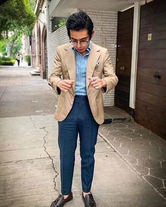 Dunkelblaue Anzughose kombinieren – 478 Smart-Casual Herren Outfits: Kombinieren Sie ein beige Sakko mit einer dunkelblauen Anzughose für einen stilvollen, eleganten Look. Komplettieren Sie Ihr Outfit mit dunkelbraunen Leder Slippern mit Quasten.