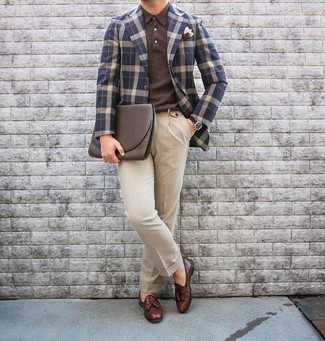 Welche Sakkos mit hellbeige Anzughose zu tragen – 184 Smart-Casual Herren Outfits: Erwägen Sie das Tragen von einem Sakko und einer hellbeige Anzughose für einen stilvollen, eleganten Look. Braune Leder Slipper mit Quasten sind eine großartige Wahl, um dieses Outfit zu vervollständigen.
