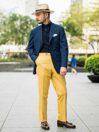 Goldene Anzughose kombinieren – 45 Herren Outfits: Kombinieren Sie ein dunkelblaues Sakko mit einer goldenen Anzughose für einen stilvollen, eleganten Look. Braune Leder Slipper mit Quasten sind eine ideale Wahl, um dieses Outfit zu vervollständigen.