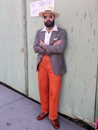 Lila Sakko kombinieren – 114 Herren Outfits: Paaren Sie ein lila Sakko mit einer orange Anzughose für eine klassischen und verfeinerte Silhouette. Braune Leder Slipper fügen sich nahtlos in einer Vielzahl von Outfits ein.