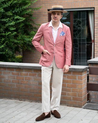Rosa Sakko kombinieren – 128 Herren Outfits: Entscheiden Sie sich für ein rosa Sakko und eine hellbeige Anzughose für eine klassischen und verfeinerte Silhouette. Dunkelbraune Wildleder Slipper sind eine ideale Wahl, um dieses Outfit zu vervollständigen.