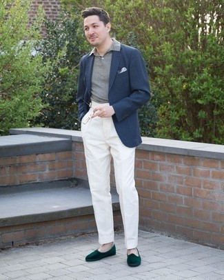 Dunkelgrüne Samt Slipper kombinieren – 17 Herren Outfits: Entscheiden Sie sich für ein dunkelblaues Sakko und eine weiße Anzughose, um vor Klasse und Perfektion zu strotzen. Ergänzen Sie Ihr Look mit dunkelgrünen Samt Slippern.