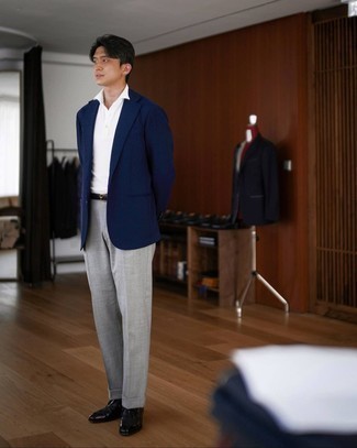 Dunkelblauen Ledergürtel kombinieren – 144 Herren Outfits: Paaren Sie ein dunkelblaues Sakko mit einem dunkelblauen Ledergürtel für einen entspannten Wochenend-Look. Wählen Sie schwarzen Leder Derby Schuhe, um Ihr Modebewusstsein zu zeigen.