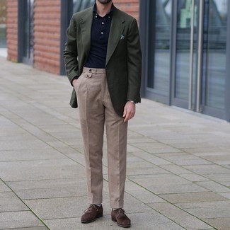 Olivgrünes Sakko kombinieren – 500+ Herren Outfits: Erwägen Sie das Tragen von einem olivgrünen Sakko und einer beige Anzughose, um vor Klasse und Perfektion zu strotzen. Dunkelbraune Wildleder Oxford Schuhe sind eine perfekte Wahl, um dieses Outfit zu vervollständigen.