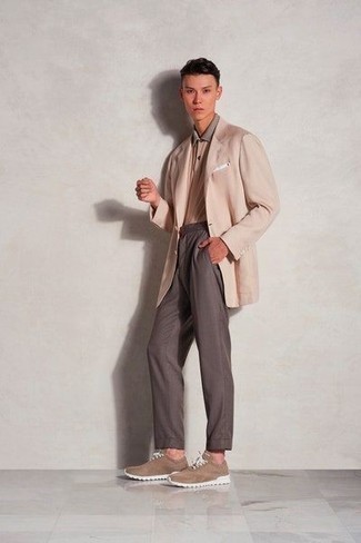 Einstecktuch kombinieren – 500+ Herren Outfits: Ein hellbeige Sakko und ein Einstecktuch sind eine perfekte Wochenend-Kombination. Beige Sportschuhe sind eine ideale Wahl, um dieses Outfit zu vervollständigen.