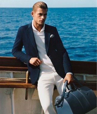 30 Jährige: Reisetasche kombinieren – 465 Herren Outfits: Entscheiden Sie sich für ein schwarzes Sakko und eine Reisetasche für einen entspannten Wochenend-Look.