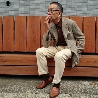 60 Jährige: Wie Slipper mit Chinohose zu kombinieren – 42 Herren Outfits: Kombinieren Sie ein beige Sakko mit Karomuster mit einer Chinohose, wenn Sie einen gepflegten und stylischen Look wollen. Slipper sind eine einfache Möglichkeit, Ihren Look aufzuwerten.