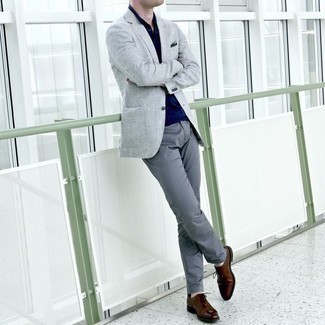 Rotbraune Leder Oxford Schuhe kombinieren – 500+ Herren Outfits: Ein graues Sakko mit Schottenmuster und eine graue Chinohose sind eine großartige Outfit-Formel für Ihre Sammlung. Fühlen Sie sich ideenreich? Ergänzen Sie Ihr Outfit mit rotbraunen Leder Oxford Schuhen.