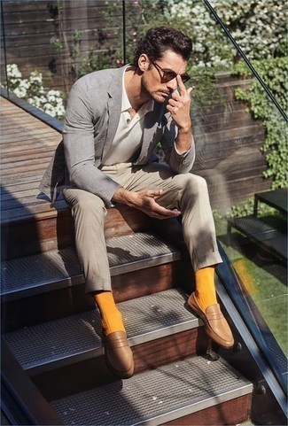 Beige Leder Slipper kombinieren – 93 Herren Outfits: Kombinieren Sie ein graues Sakko mit einer hellbeige Chinohose für Ihren Bürojob. Vervollständigen Sie Ihr Outfit mit beige Leder Slippern, um Ihr Modebewusstsein zu zeigen.