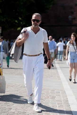 Graues Sakko kombinieren – 500+ Sommer Herren Outfits: Vereinigen Sie ein graues Sakko mit einer weißen Chinohose, um einen eleganten, aber nicht zu festlichen Look zu kreieren. Wenn Sie nicht durch und durch formal auftreten möchten, entscheiden Sie sich für weißen Segeltuch niedrige Sneakers. Ein insgesamt sehr schöner Sommer-Look.