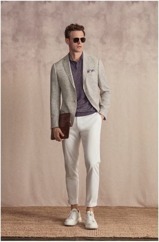 Graues Sakko kombinieren – 500+ Sommer Herren Outfits: Entscheiden Sie sich für ein graues Sakko und eine weiße Chinohose, wenn Sie einen gepflegten und stylischen Look wollen. Suchen Sie nach leichtem Schuhwerk? Ergänzen Sie Ihr Outfit mit weißen Segeltuch niedrigen Sneakers für den Tag. Dieses Outfit ist super für den Sommer geeignet.