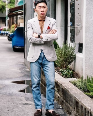 Dunkelbraune Business Schuhe kombinieren – 500+ Herren Outfits warm Wetter: Entscheiden Sie sich für ein graues Sakko und hellblauen Jeans, um einen modischen Freizeitlook zu kreieren. Putzen Sie Ihr Outfit mit dunkelbraunen Business Schuhen.