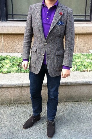 graues Wollsakko, violettes Polohemd, dunkelblaue Jeans, dunkelbraune Chukka-Stiefel aus Wildleder für Herren